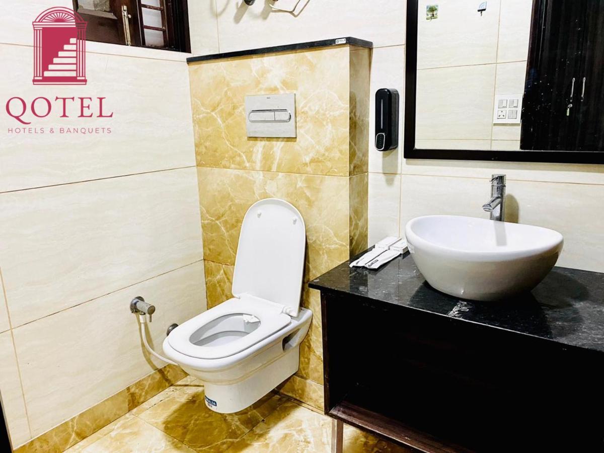 Qotel Hotel Rajouri Garden Above Ritu Marbles, Near Rajouri Garden Metro Station-Couple Friendly New Delhi Exterior photo