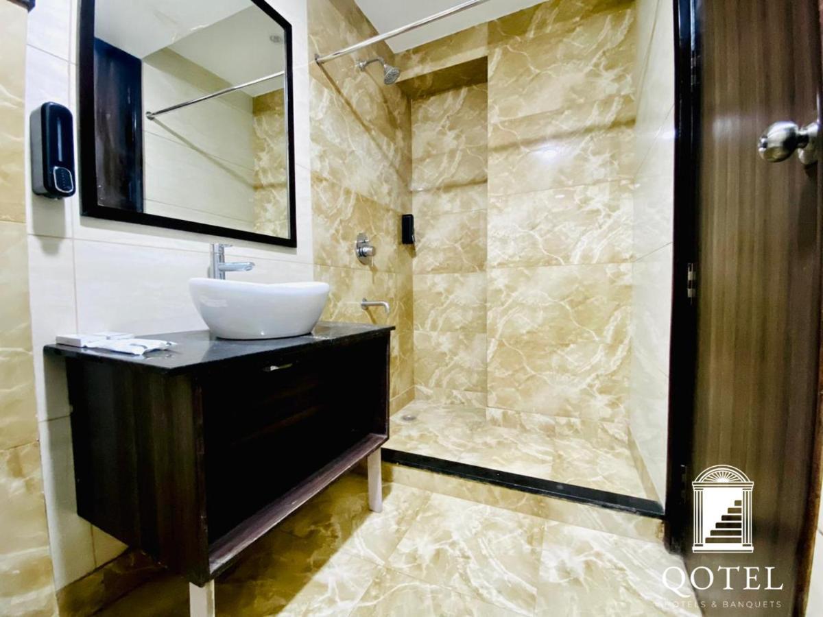 Qotel Hotel Rajouri Garden Above Ritu Marbles, Near Rajouri Garden Metro Station-Couple Friendly New Delhi Exterior photo