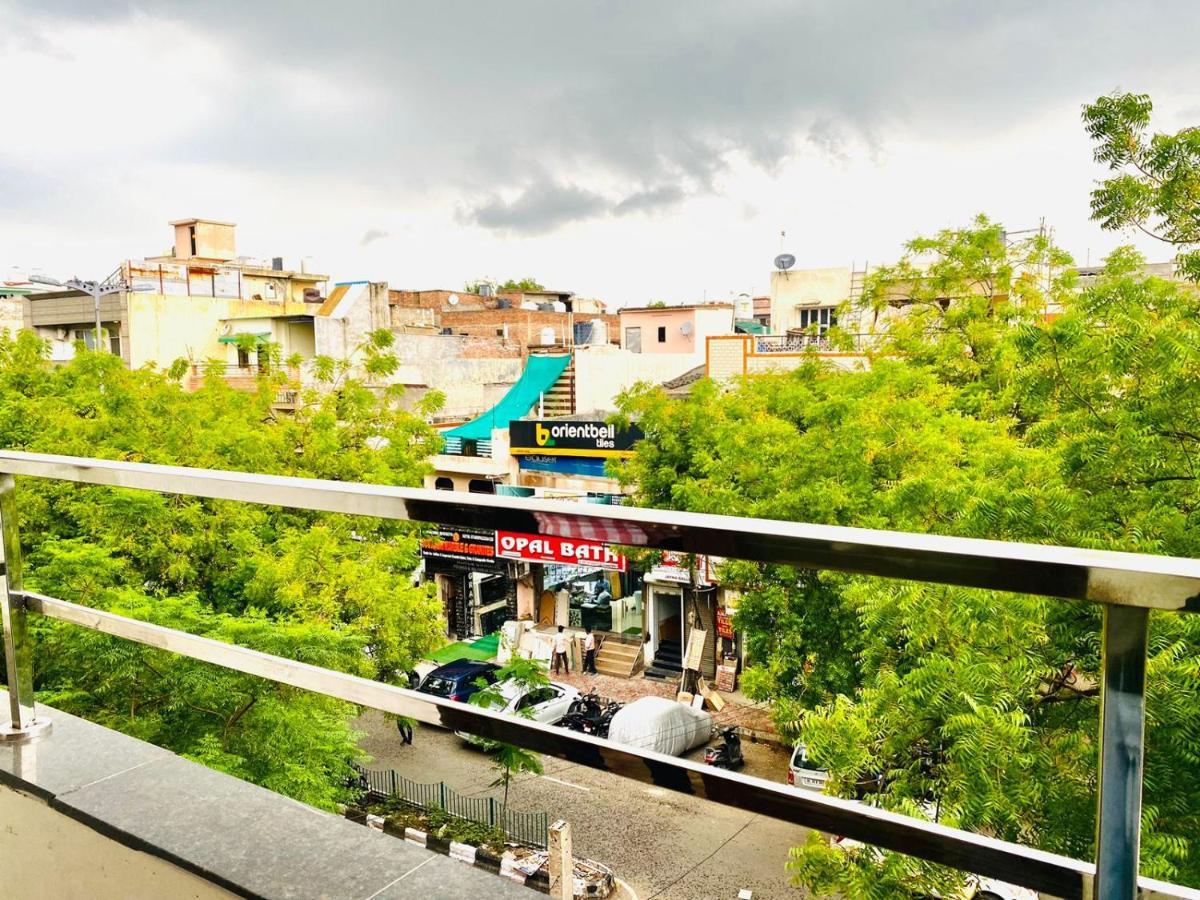 Qotel Hotel Rajouri Garden Above Ritu Marbles, Near Rajouri Garden Metro Station-Couple Friendly New Delhi Exterior photo