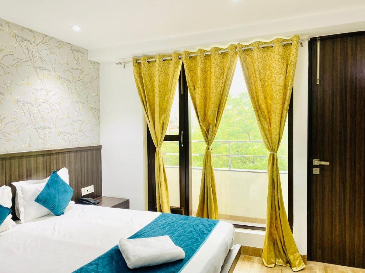 Qotel Hotel Rajouri Garden Above Ritu Marbles, Near Rajouri Garden Metro Station-Couple Friendly New Delhi Exterior photo