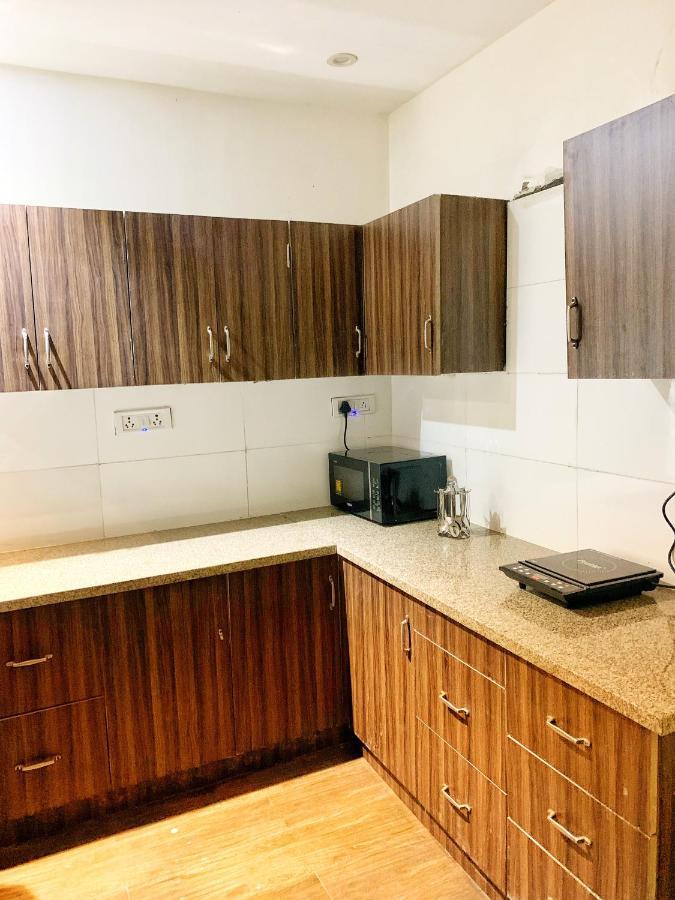 Qotel Hotel Rajouri Garden Above Ritu Marbles, Near Rajouri Garden Metro Station-Couple Friendly New Delhi Exterior photo